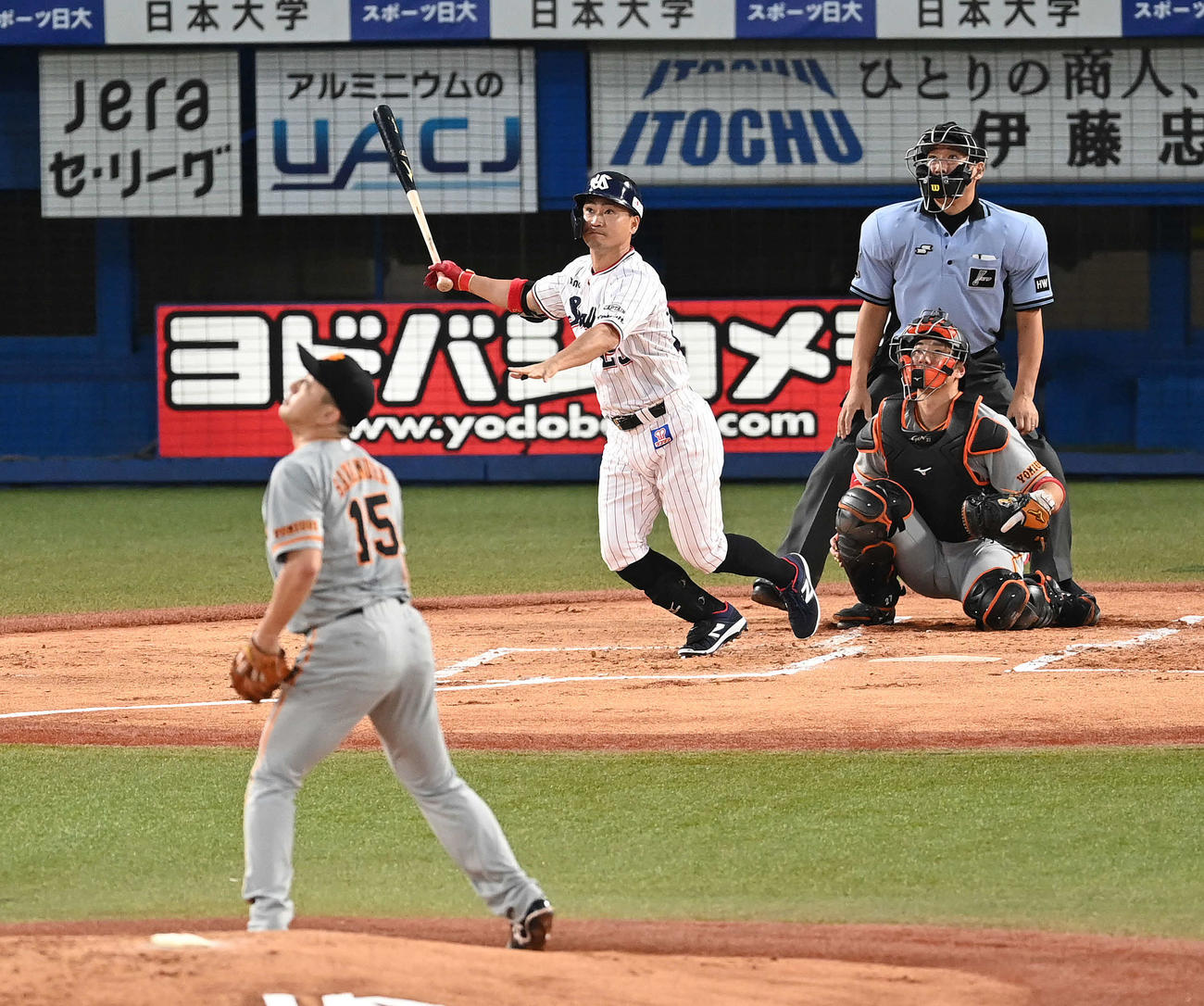ヤクルト対巨人　1回裏ヤクルト1死二塁、右越え2点本塁打を放つ青木。投手沢村（撮影・鈴木みどり）