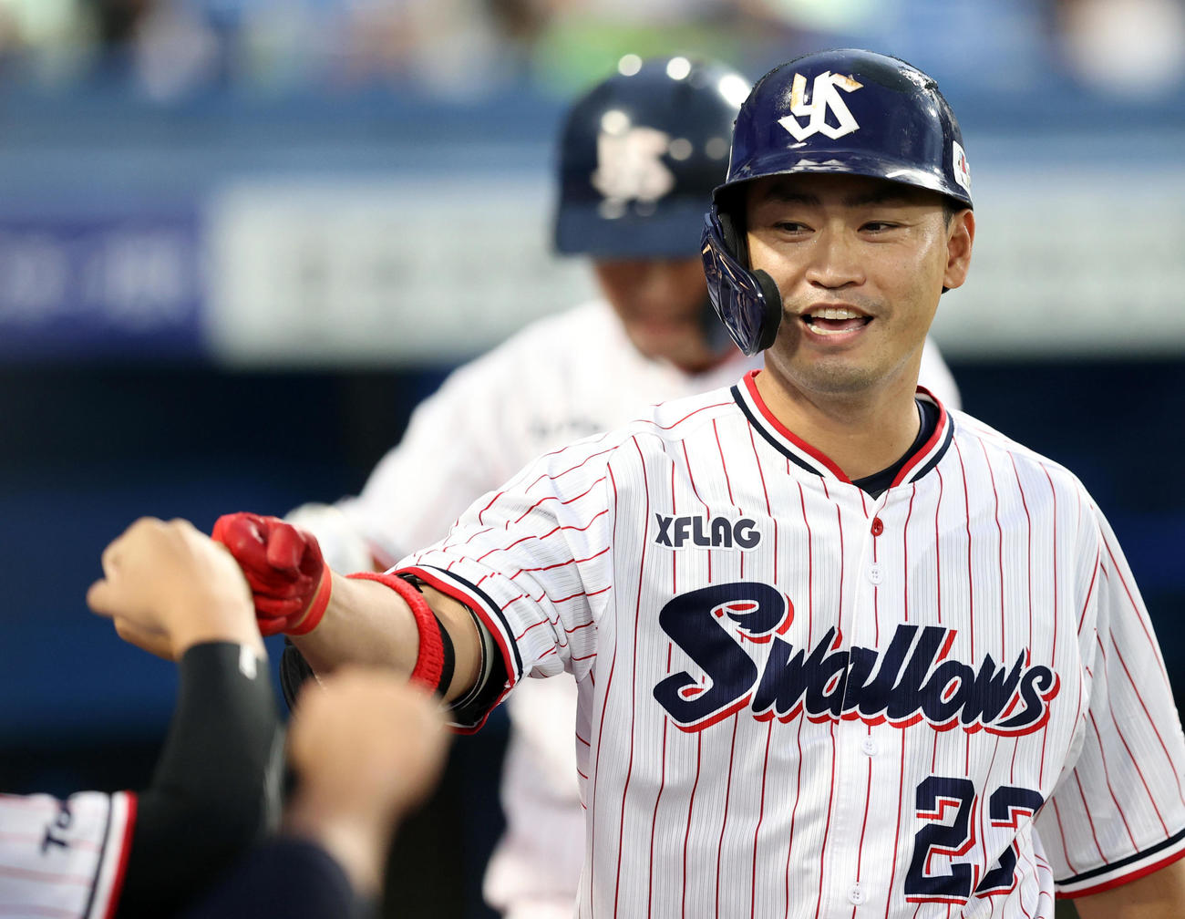 ヤクルト対巨人　1回裏ヤクルト1死二塁、2点本塁打を放ち、ベンチでグータッチをする青木（撮影・狩俣裕三）