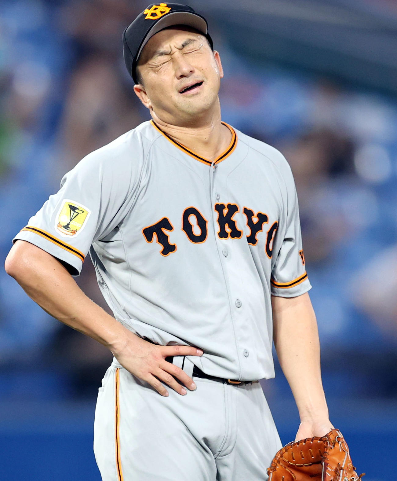 ヤクルト対巨人　1回裏ヤクルト1死二塁、青木に2点本塁打を打たれ、痛恨の表情を見せる沢村（撮影・狩俣裕三）