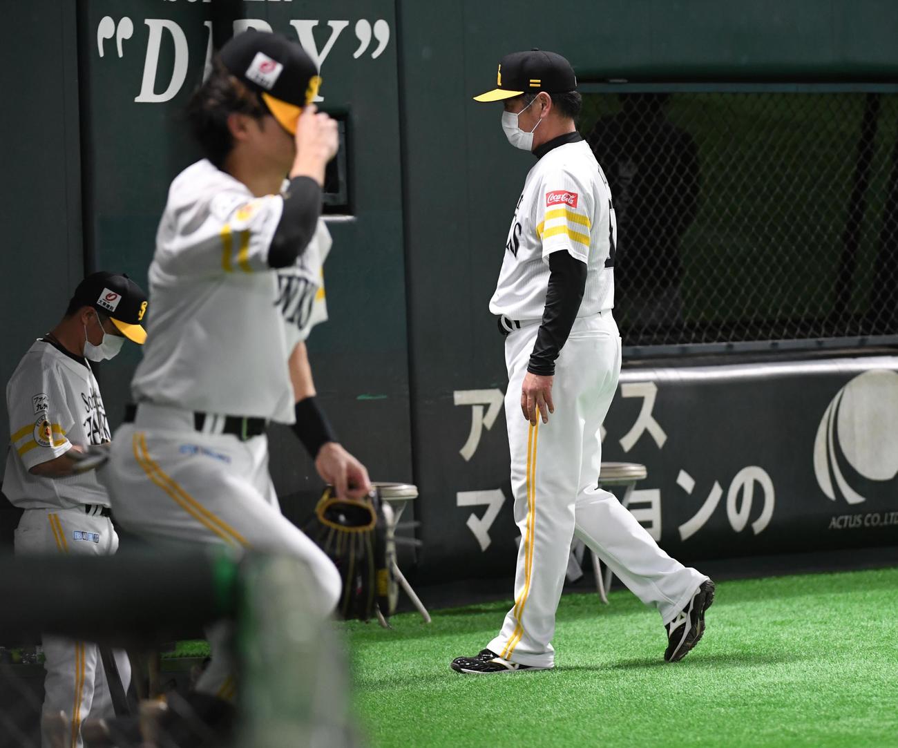 ソフトバンク対日本ハム　8回表、投手交代を告げる工藤監督（撮影・今浪浩三）