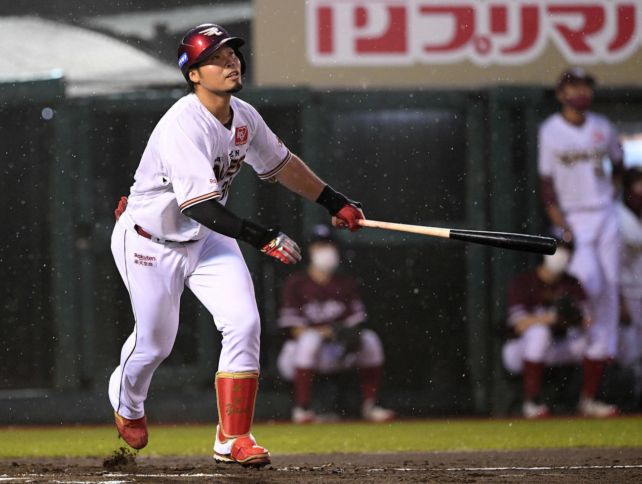 楽天対オリックス　2回裏楽天1死二塁、内田は逆転の右越え2点本塁打を放つ（撮影・滝沢徹郎）