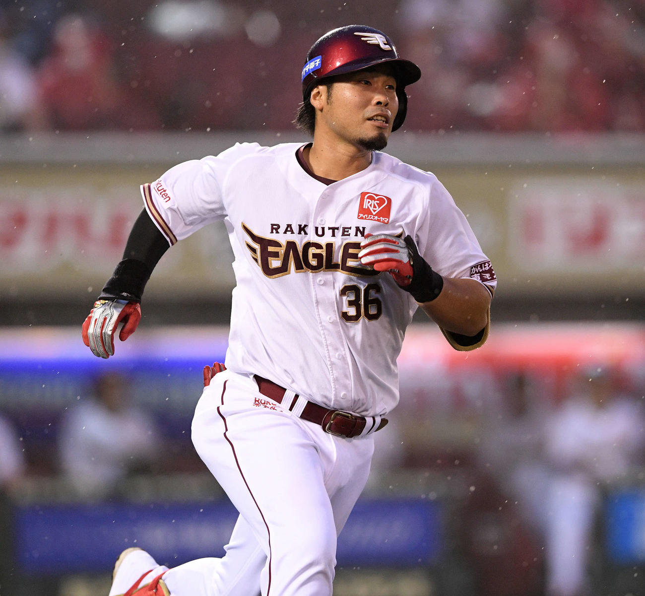 楽天対オリックス　2回裏楽天1死二塁、内田は逆転の右越え2点本塁打を放ち塁を回る（撮影・滝沢徹郎）
