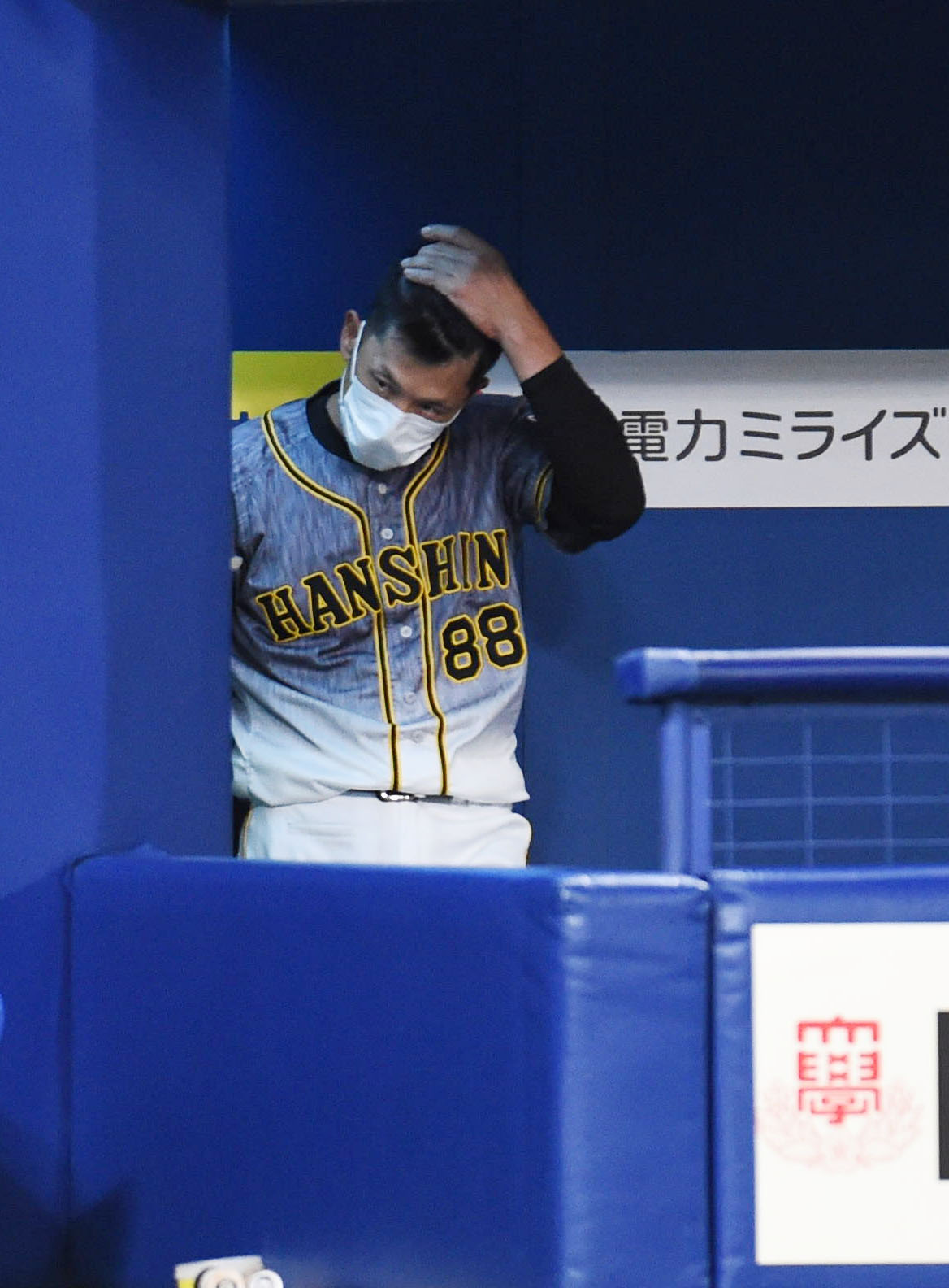 中日対阪神　4回表阪神、ベンチで頭に手を置く矢野監督（撮影・森本幸一）