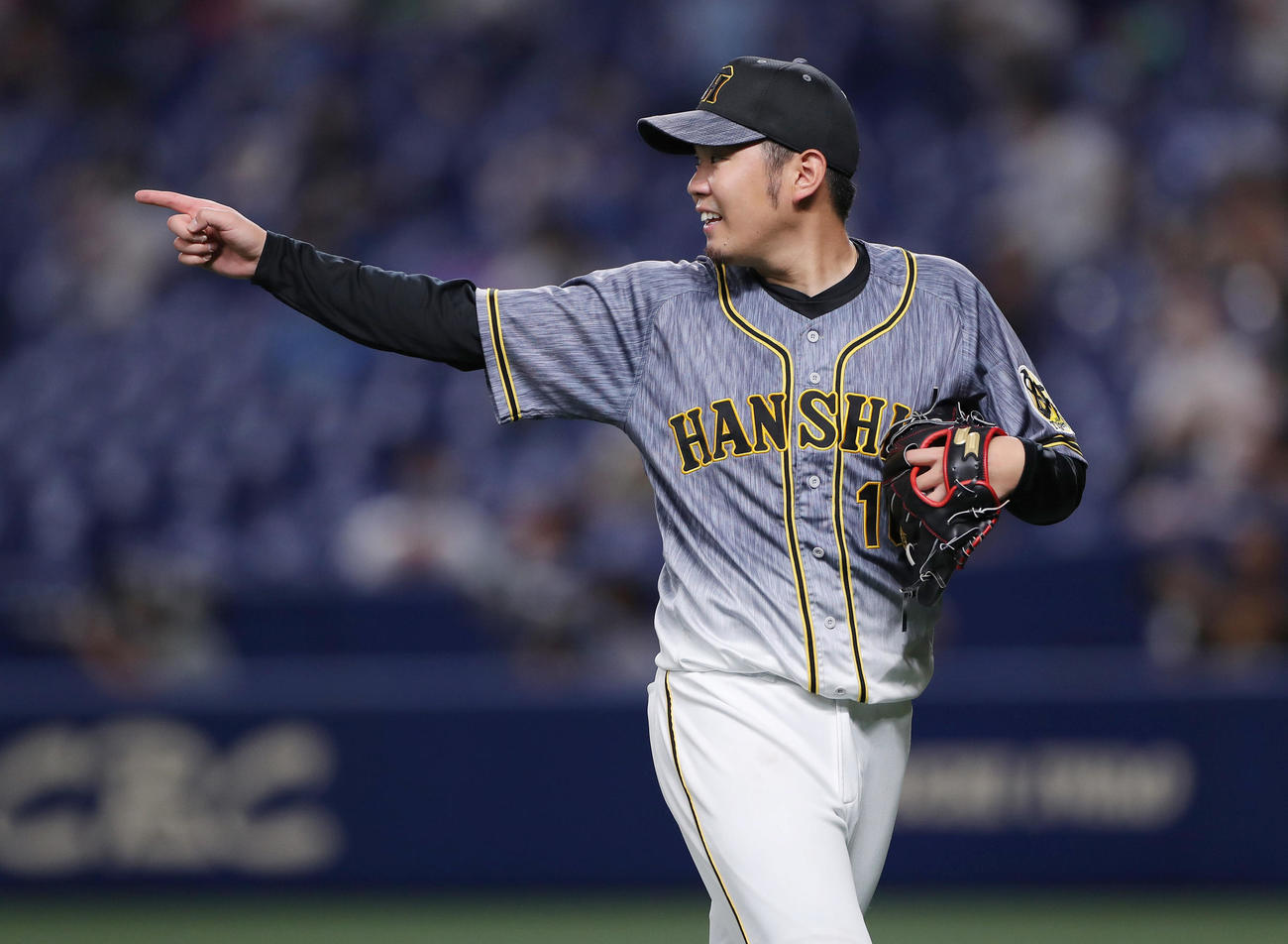 2020年7月25日、中日対阪神7回戦　5回裏中日1死一塁、井領雅貴を二ゴロ併殺に仕留め、笑顔で指をさしながらベンチへ戻る西勇輝（撮影・前田充）