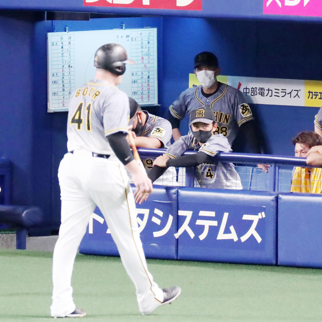 2回表阪神無死、矢野監督はベンチ後列から凡退したボーアを見つめる（撮影・加藤哉）