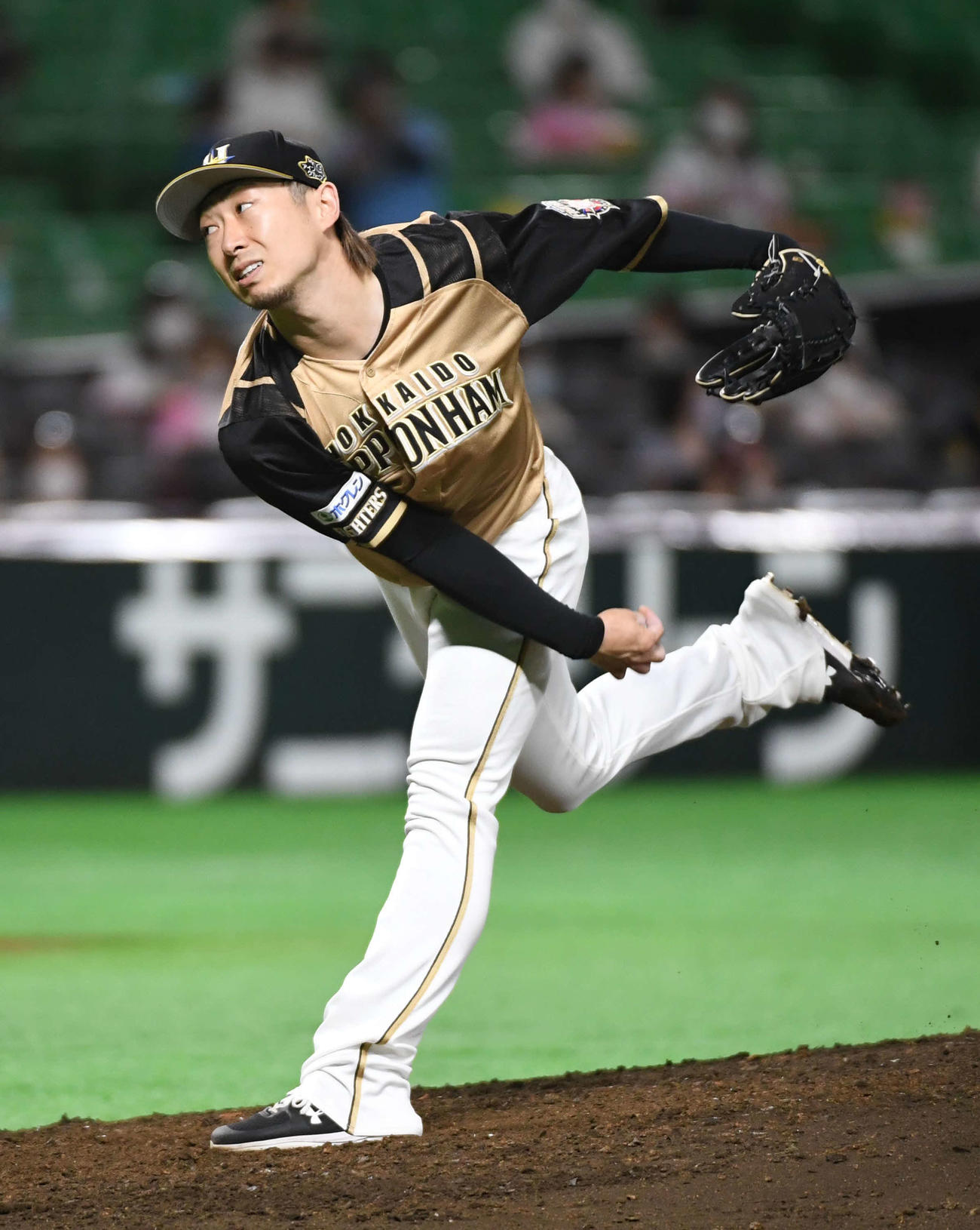 ソフトバンク対日本ハム　4回から3イニングを無失点に抑え、今季初勝利を挙げた金子（撮影・今浪浩三）