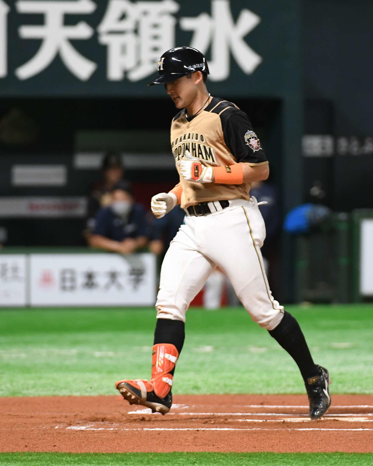 ソフトバンク対日本ハム　6回表日本ハム無死、杉谷は中越えソロ本塁打を放ち生還する（撮影・今浪浩三）
