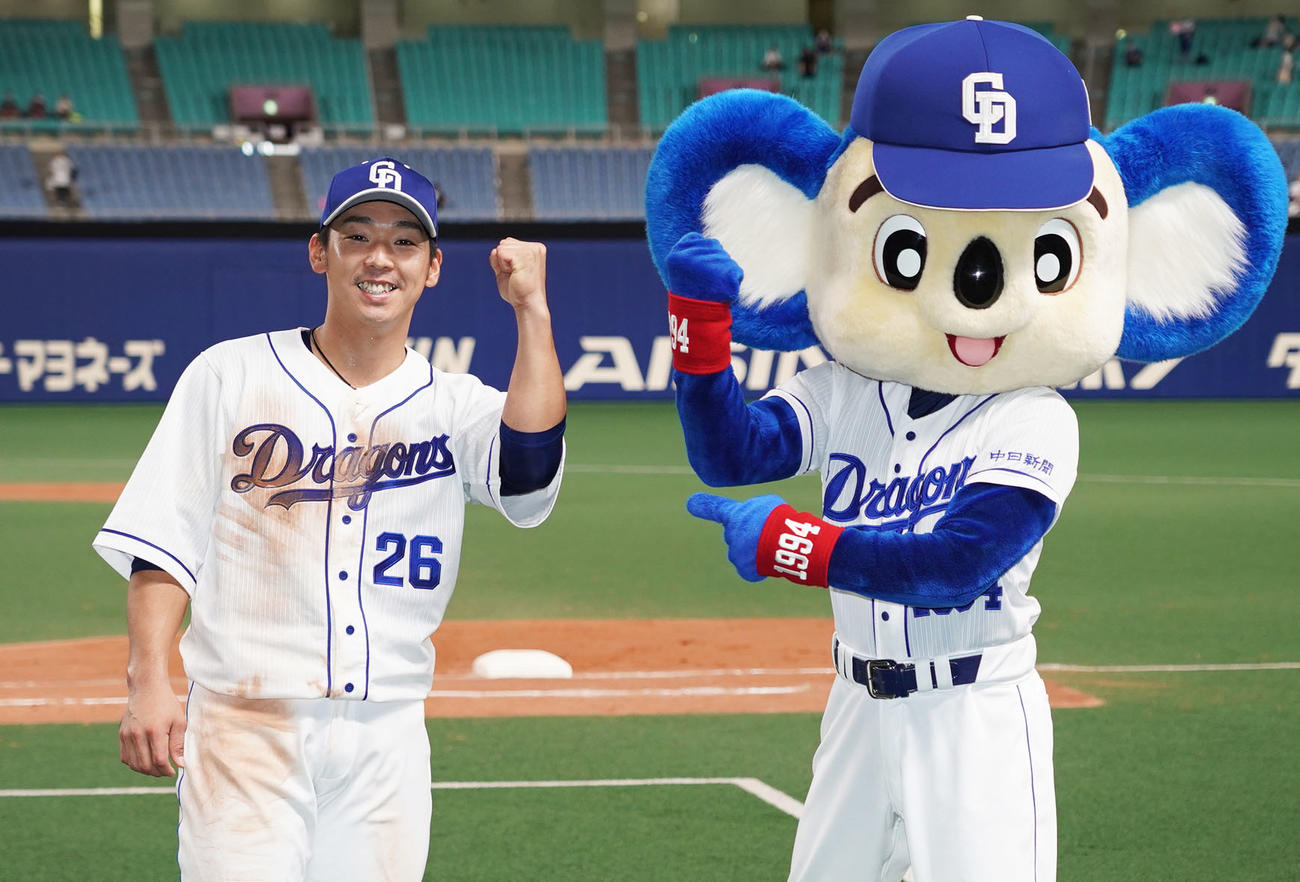 中日対阪神　ドアラとポーズを決めるヒーローの井領（撮影・森本幸一）