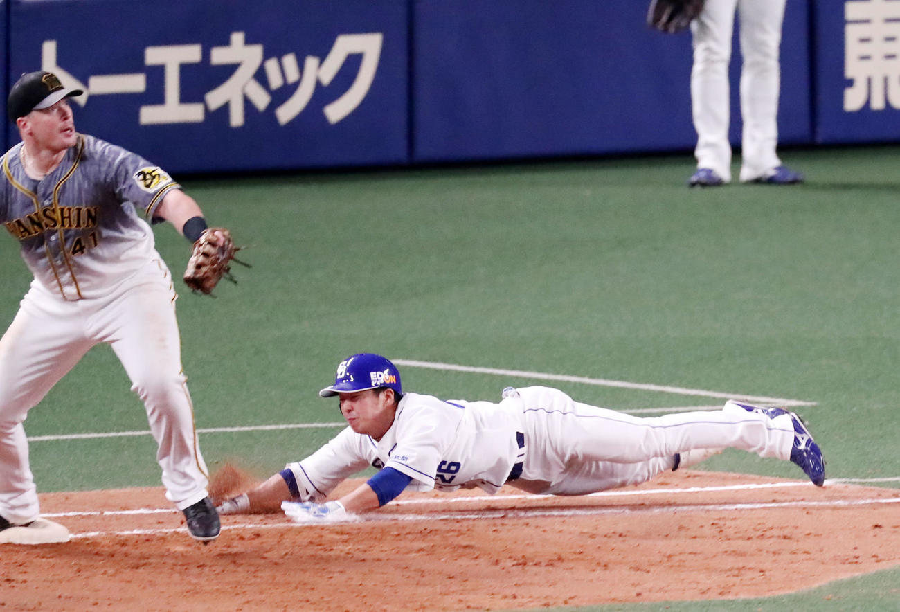 7回裏中日2死三塁、井領は遊撃へのゴロを放ち、一塁へのヘッドスライディングで適時内野安打とする（撮影・加藤哉）