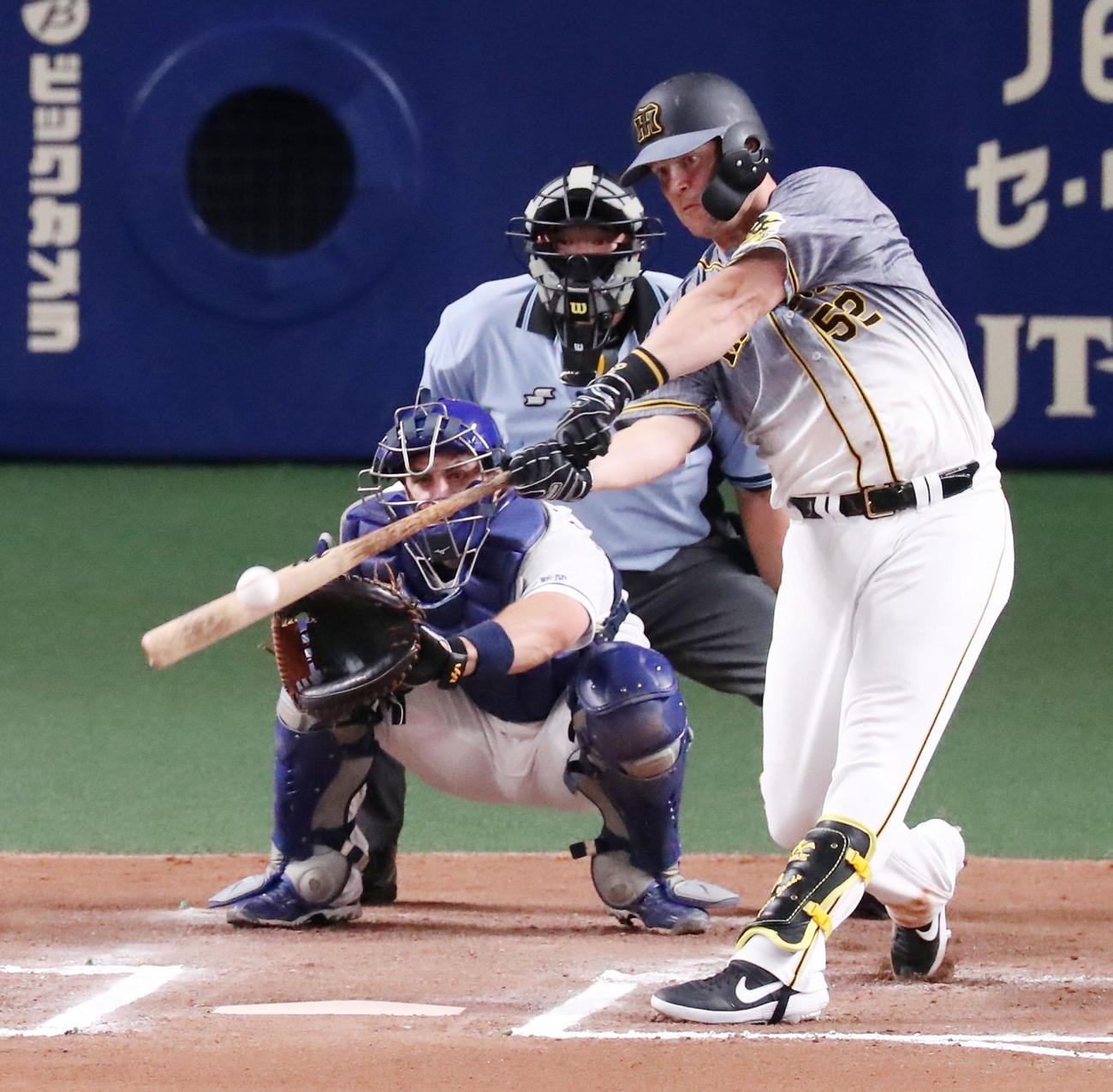 中日対阪神　6回表阪神無死、サンズは左中間に二塁打を放つ（撮影・加藤哉）