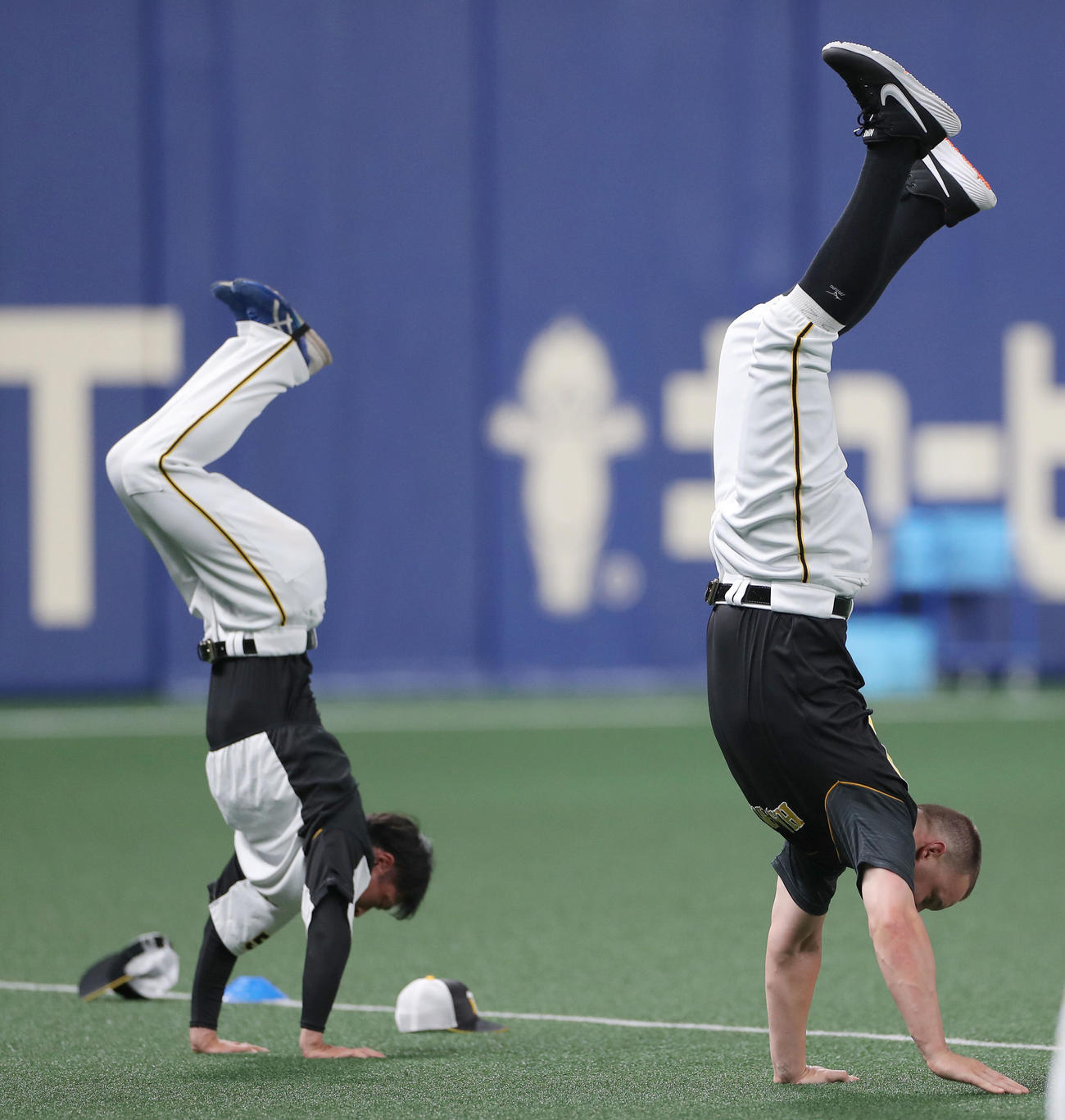 中日対阪神　試合前練習で倒立する阪神サンズ（右）と近本（撮影・前田充）