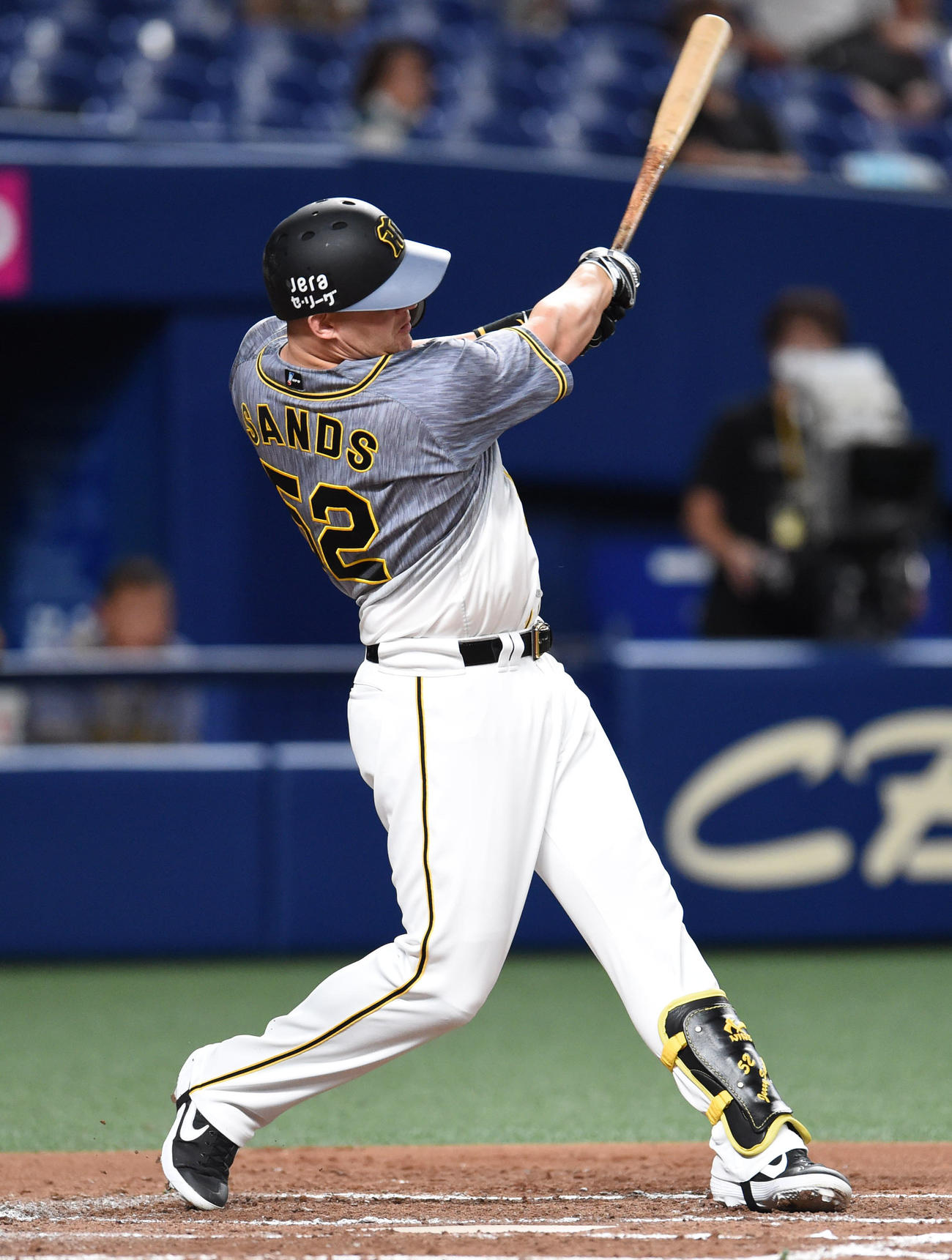 プロ野球中日対阪神　3回表阪神2死一塁、中前安打を放ったジェリー・サンズ（撮影・森本幸一）