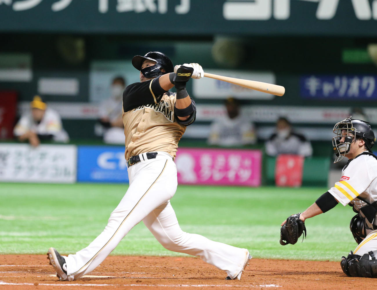 ソフトバンク対日本ハム　7回表日本ハム2死一、三塁、中田は左越えに勝ち越しとなる3点本塁打を放つ（撮影・屋方直哉）