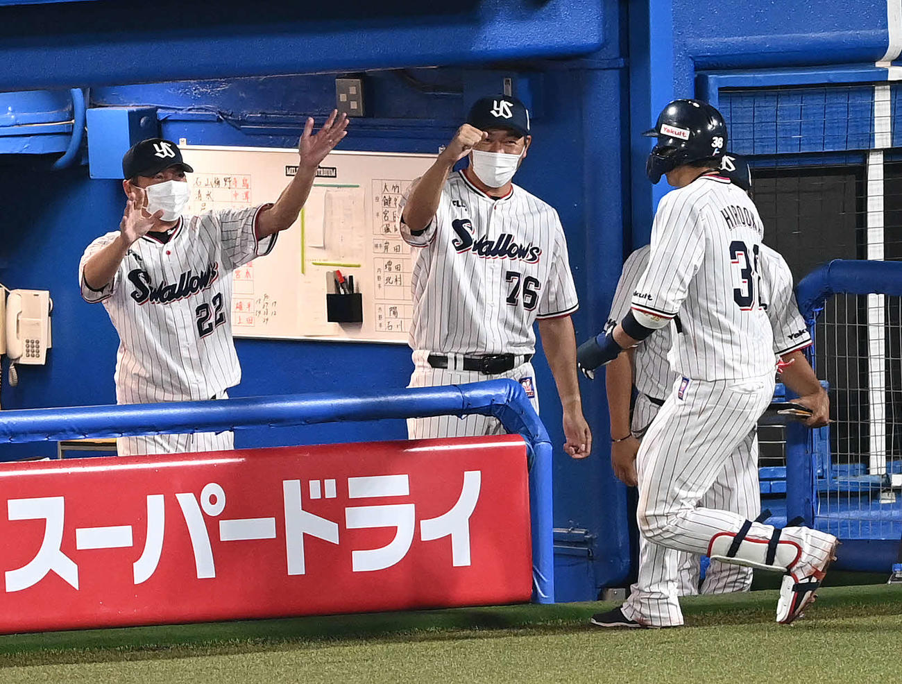 ヤクルト対巨人　6回裏ヤクルト無死、右越えソロ本塁打を放った広岡（右）をエアハイタッチで迎える高津監督（左）（撮影・鈴木みどり）