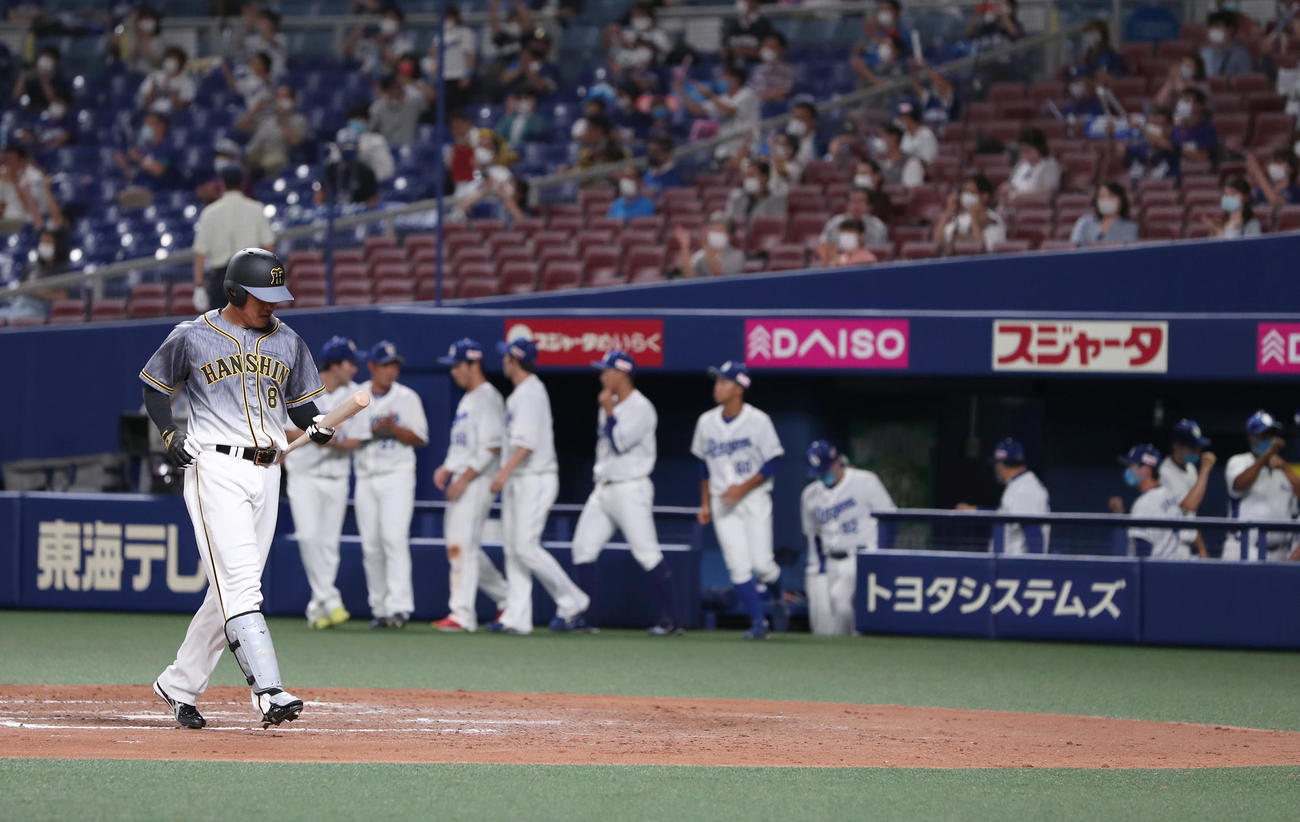 中日対阪神　9回表阪神2死、二ゴロに倒れ試合終了となり、うつむきながらベンチへ戻る福留（撮影・前田充）