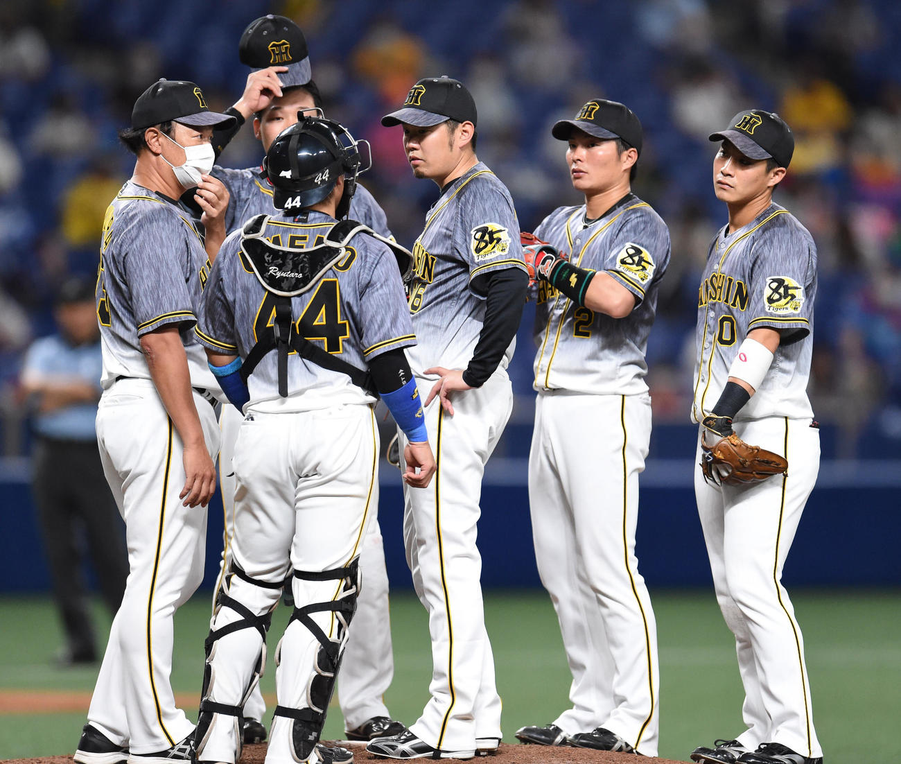 プロ野球中日対阪神　6回裏中日無死一、三塁、マウンドの西勇輝のもとに集まる福原忍投手コーチら阪神ナイン（撮影・森本幸一）