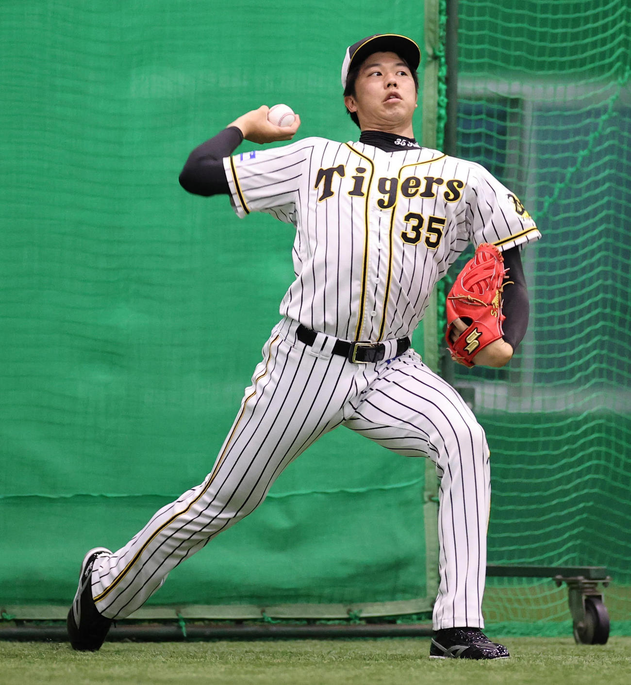 キャッチボールを行う才木浩人（撮影・清水貴仁）