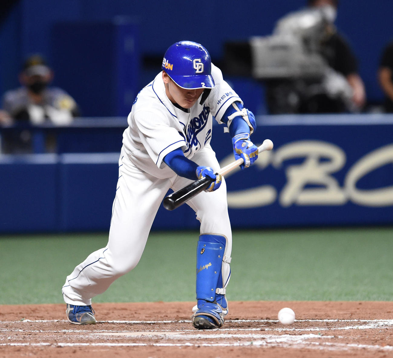 プロ野球中日対阪神　7回裏中日無死一塁、犠打を決める石川昂弥（撮影・森本幸一）