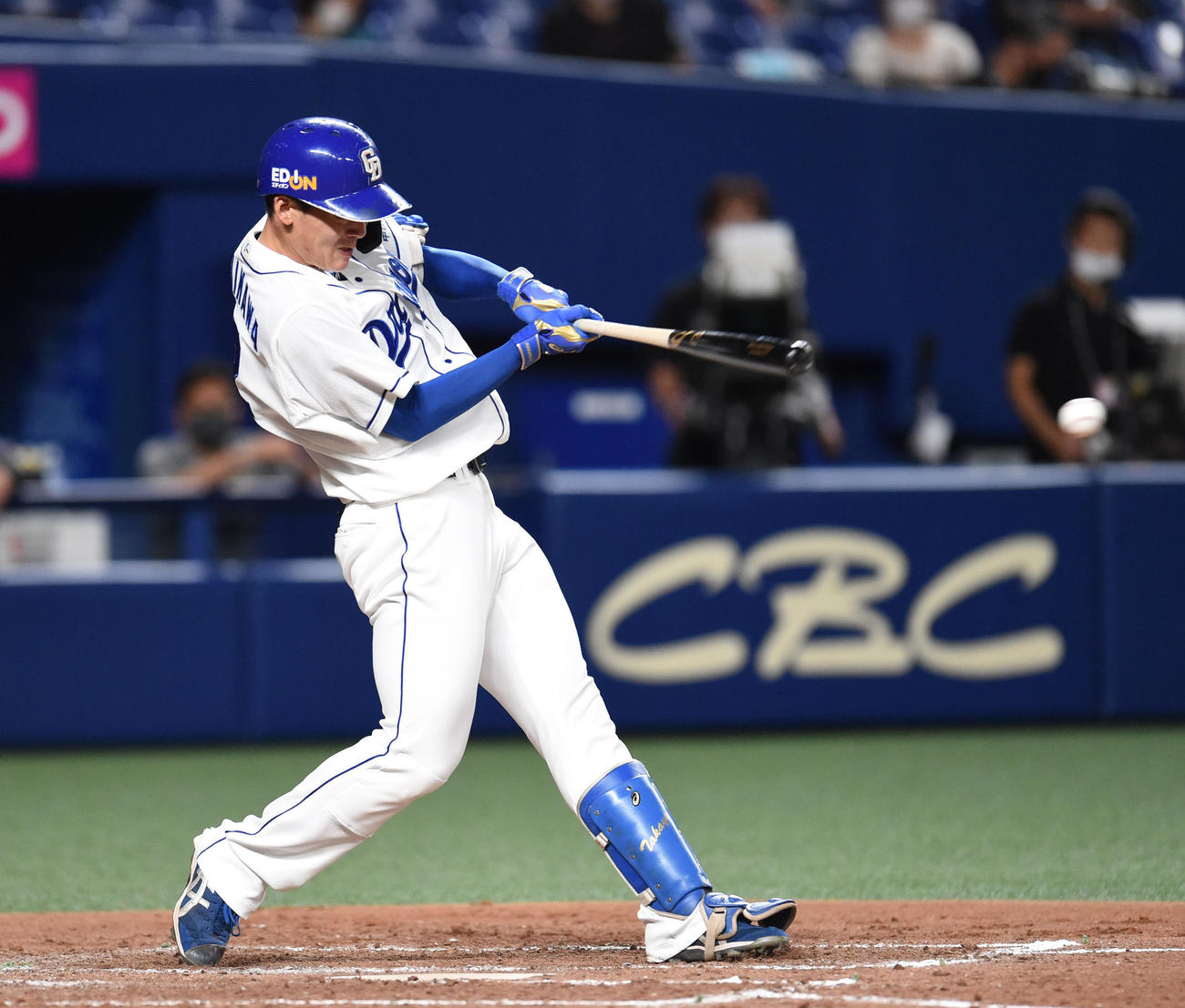 プロ野球中日対阪神　5回裏中日無死、左前安打を放った石川昂弥（撮影・森本幸一）