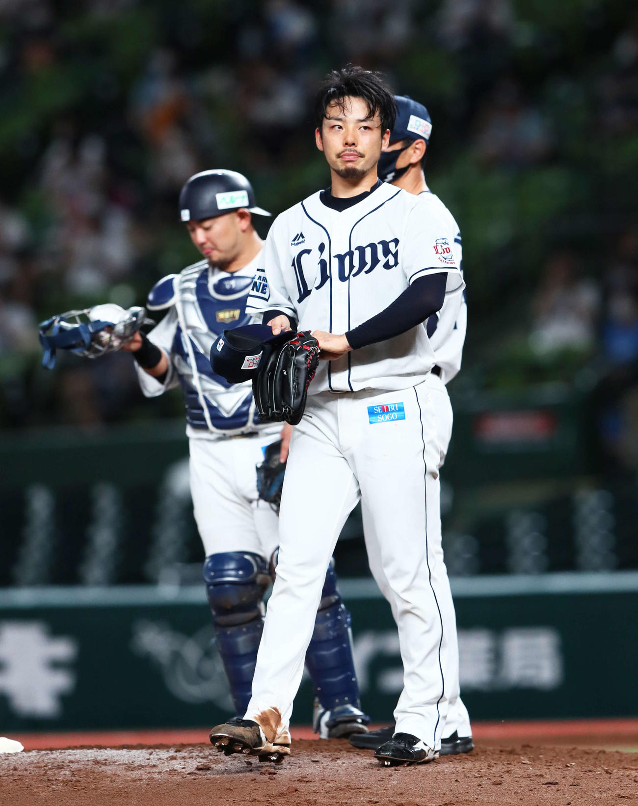 西武対ロッテ　7回途中でマウンドを降りる西武本田（撮影・足立雅史）