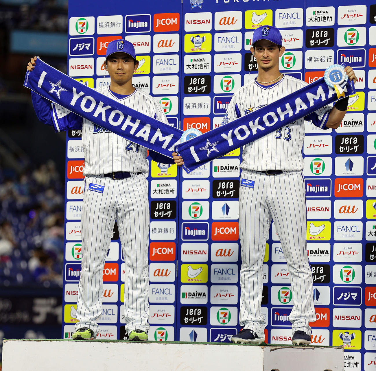 DeNA対広島　ヒーローインタビューでポーズを決めるDeNA今永（左）と乙坂（撮影・大野祥一）