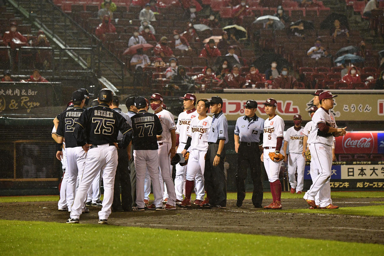 楽天対オリックス　7回裏オリックス2死一、三塁、三走宗の本盗で捕手足立とのクロスプレーに両軍入り乱れる（撮影・滝沢徹郎）