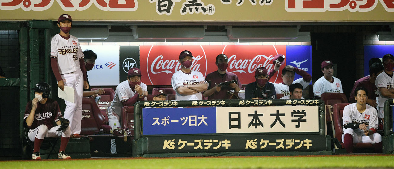 楽天対オリックス　9回に勝ち越しを許し厳しい表情で戦況を見つめる楽天ナイン（撮影・滝沢徹郎）