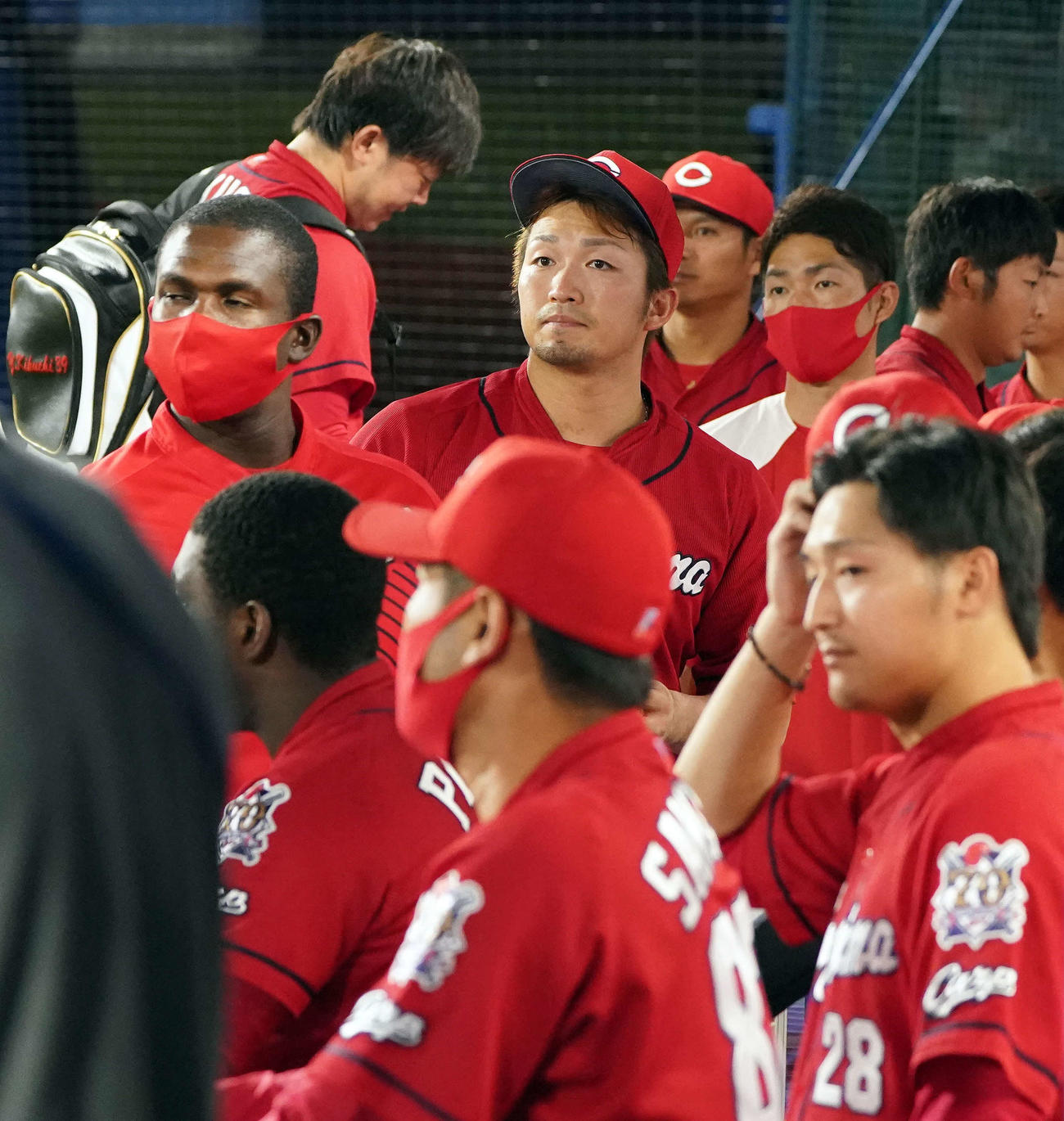 DeNA対広島　試合後、広島投手陣の引き揚げをベンチで待つ鈴木誠（後方中央）ら（撮影・江口和貴）
