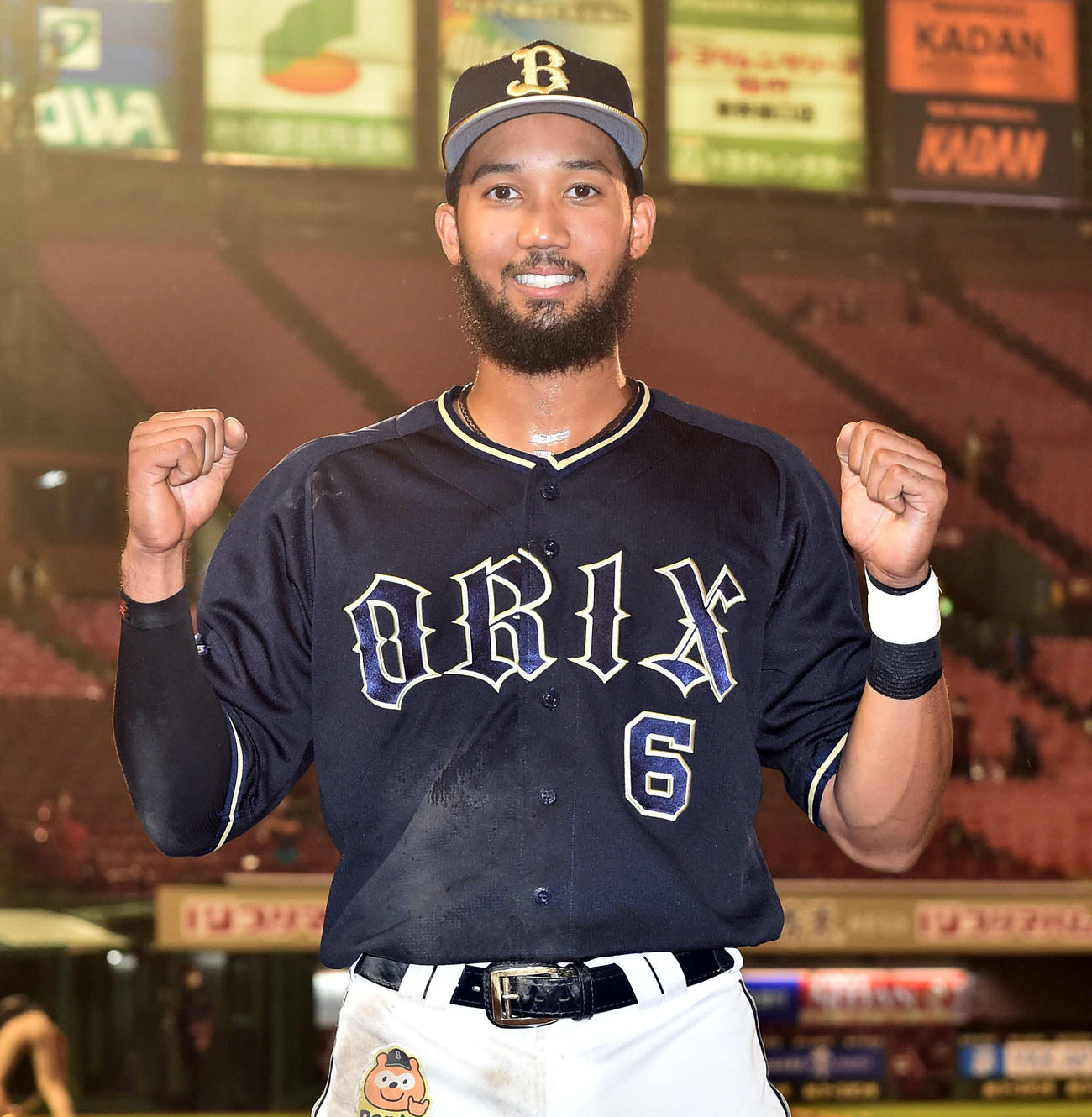 楽天対オリックス　ヒーローインタビューを終えポーズを決めるオリックス宗（撮影・滝沢徹郎）