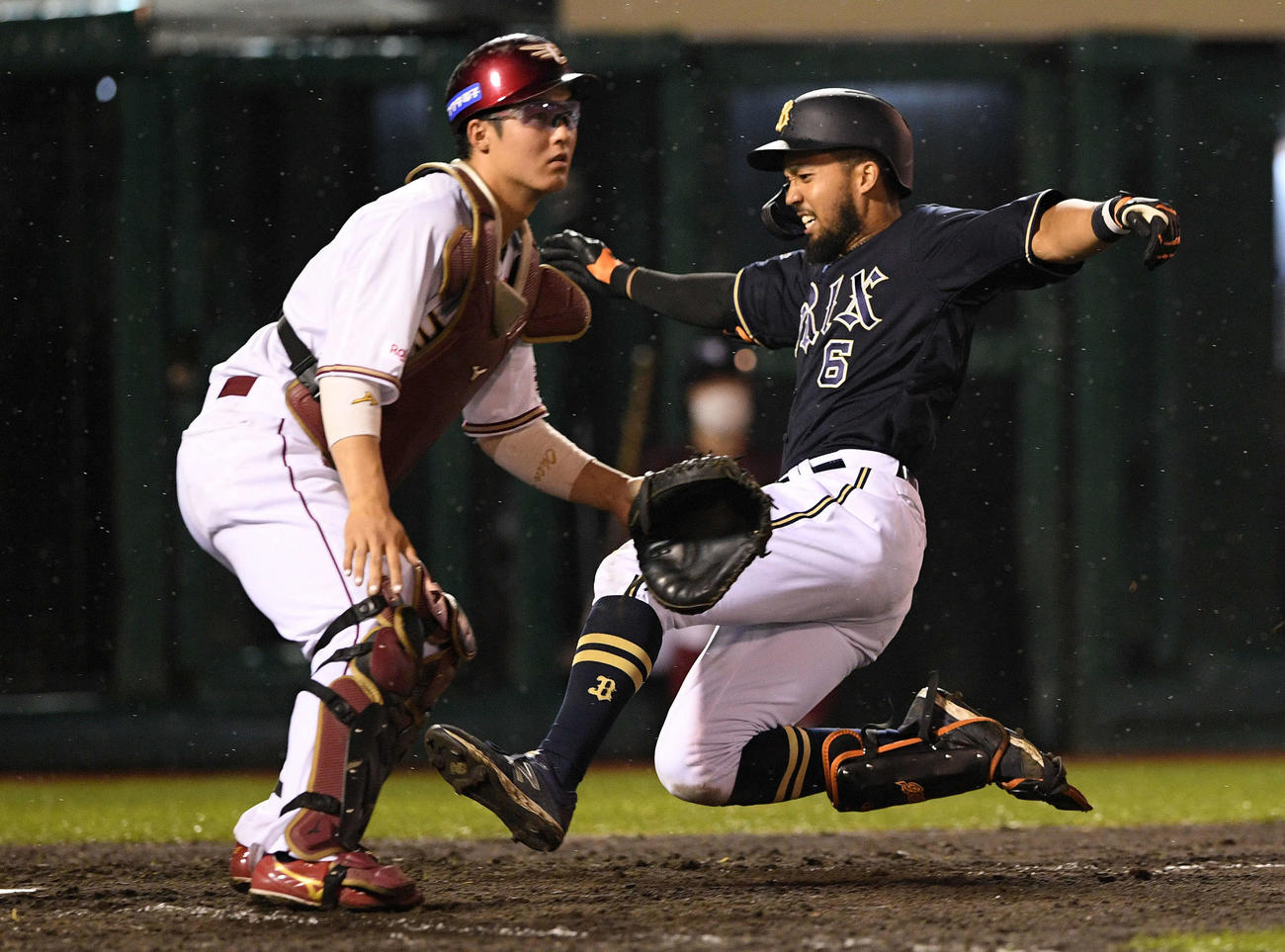 楽天対オリックス　9回表オリックス無死、ランニング本塁打を放ち生還する宗（右）。捕手太田（撮影・滝沢徹郎）