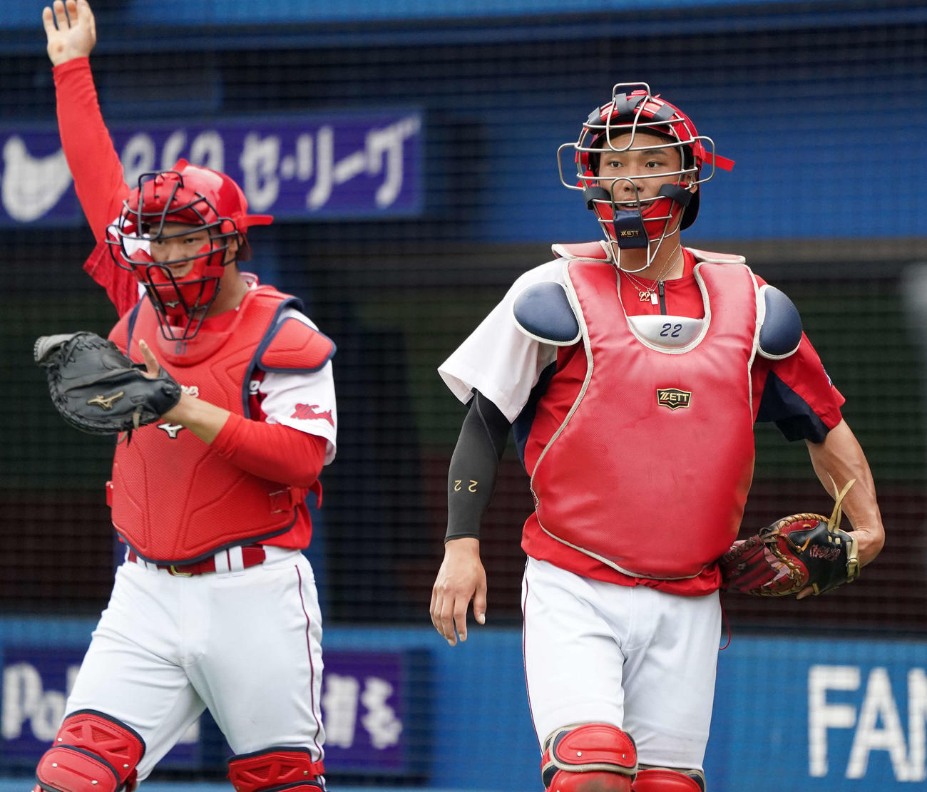 DeNA対広島　試合前練習に臨む広島中村奨（右）（撮影・江口和貴）