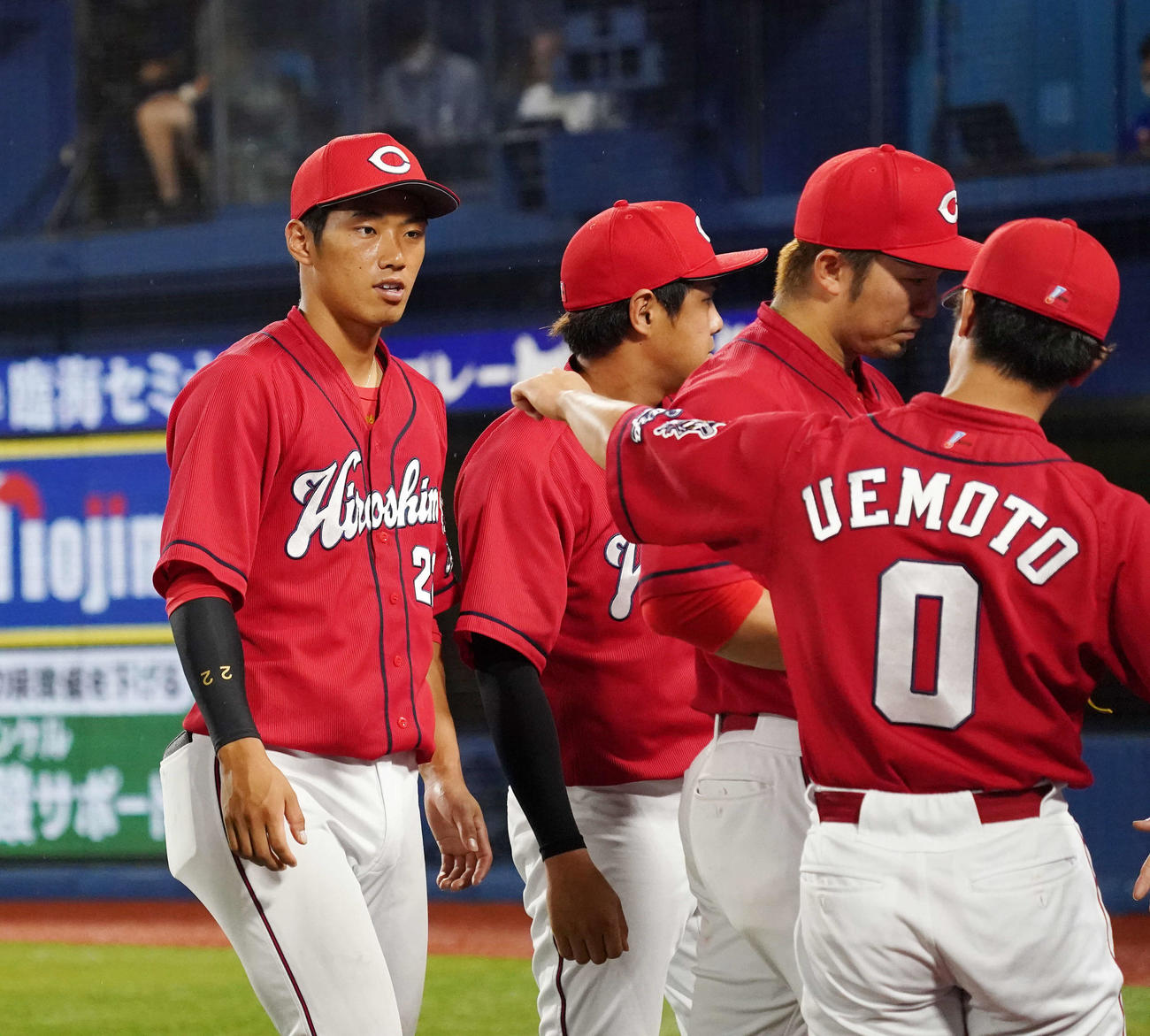 DeNA対広島　5回裏終了後、ベンチ前で広島ナインを出迎える中村奨（左端）（撮影・江口和貴）