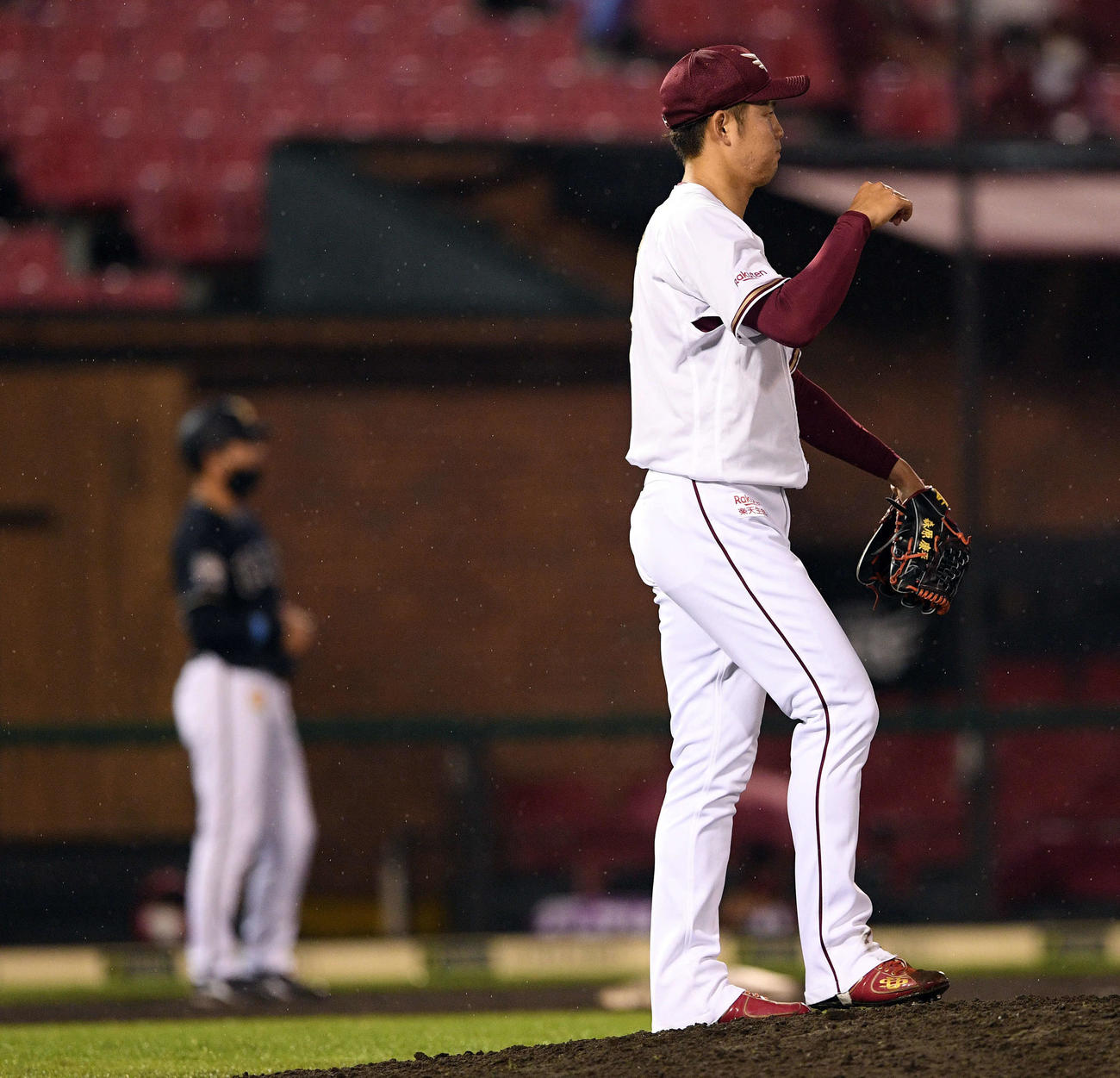 楽天対オリックス　9回表オリックス無死、宗に右越えランニング本塁打浴びた森原（撮影・滝沢徹郎）
