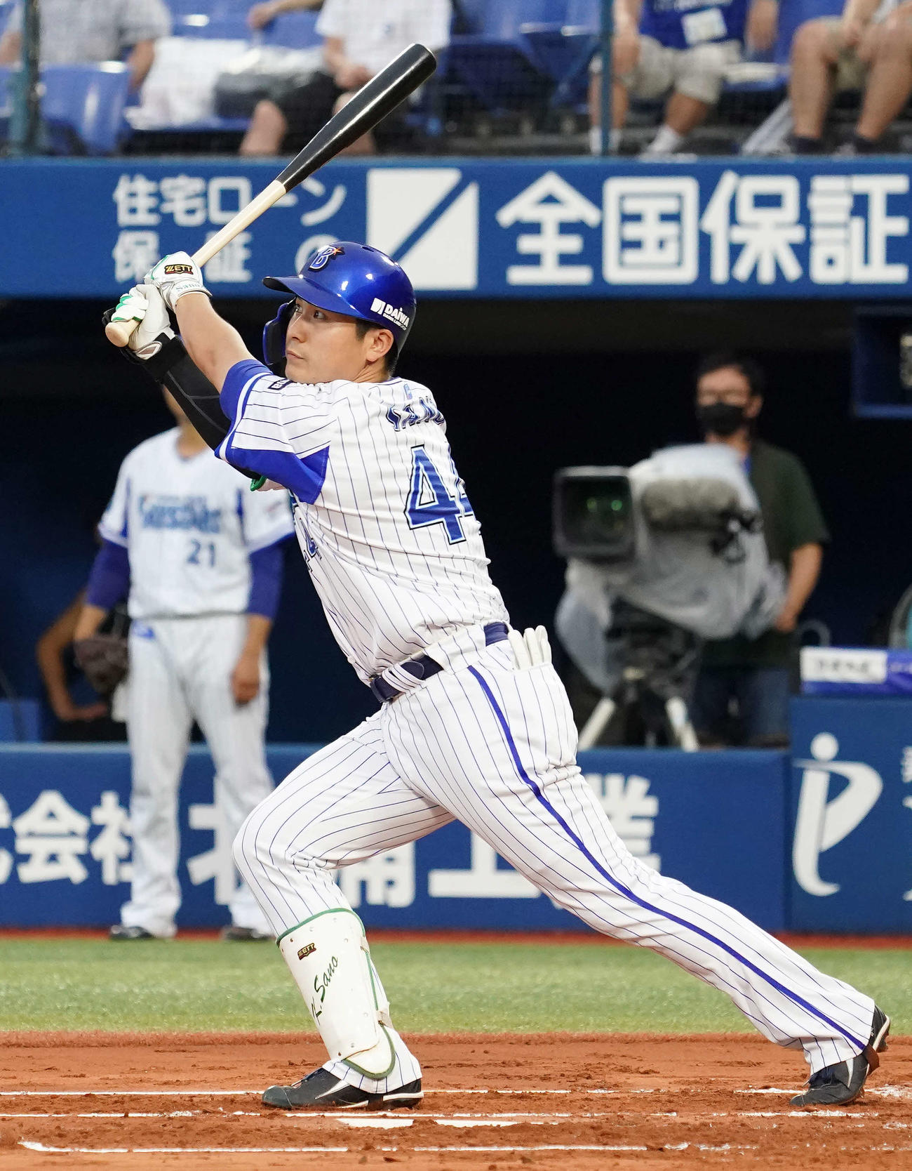 DeNA対広島　1回裏DeNA1死一、二塁、先制適時二塁打を放つ佐野（撮影・江口和貴）