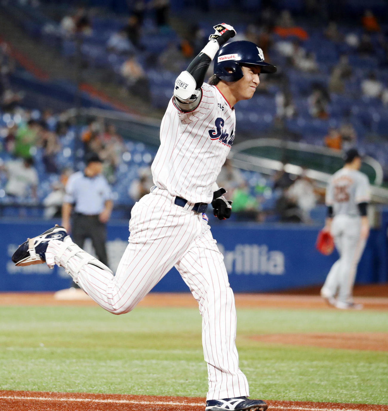 ヤクルト対巨人　9回裏ヤクルト1死満塁、サヨナラ打を放ち、ガッツポーズで喜ぶ川端（撮影・狩俣裕三）