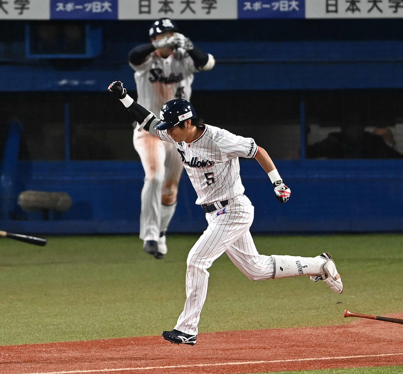 ヤクルト対巨人　9回裏ヤクルト1死満塁、サヨナラの左前適時打を放ちガッツポーズの川端（撮影・鈴木みどり）