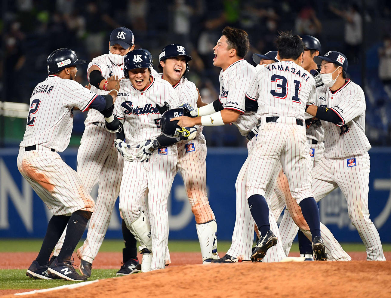 ヤクルト対巨人　9回裏ヤクルト1死満塁、代打川端慎吾がサヨナラ安打を放ちナインの祝福を受ける（撮影・たえ見朱実）