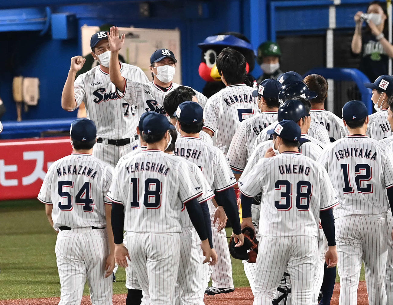 ヤクルト対巨人　サヨナラ打を放った川端（中央右）を笑顔で迎えるヤクルト高津監督（同左）（撮影・鈴木みどり）