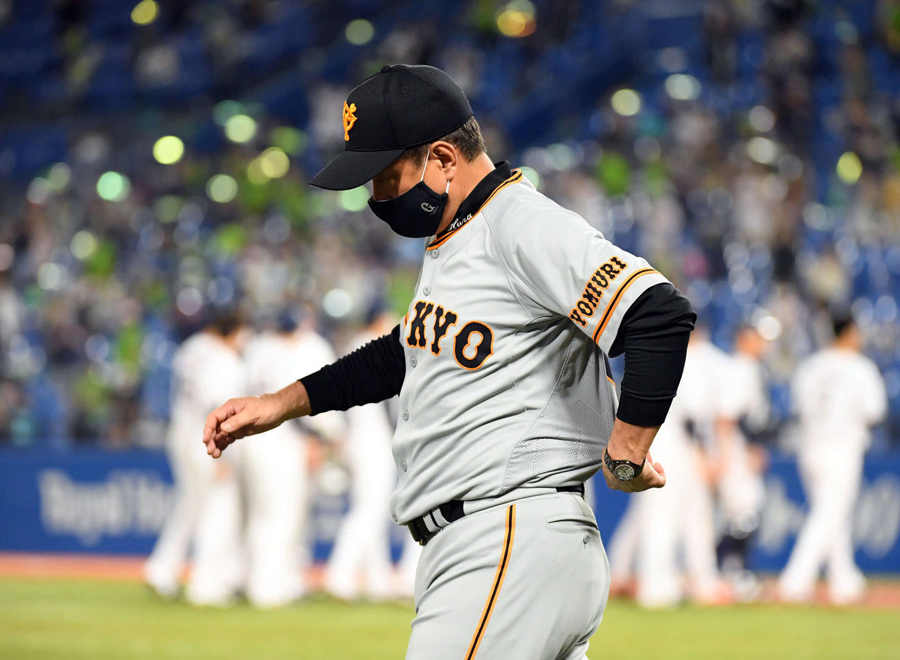 ヤクルト対巨人　ヤクルトにサヨナラ負けを喫し、肩を落としグラウンドを後にする巨人原監督（撮影・たえ見朱実）