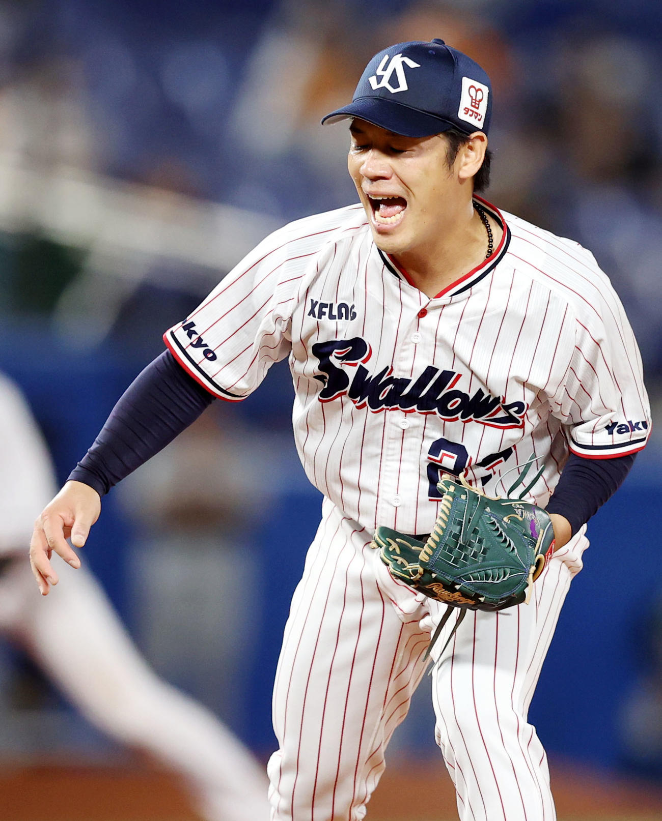ヤクルト対巨人　7回表巨人2死一塁、重信を空振り三振に仕留め、雄たけびを上げる小川（撮影・狩俣裕三）