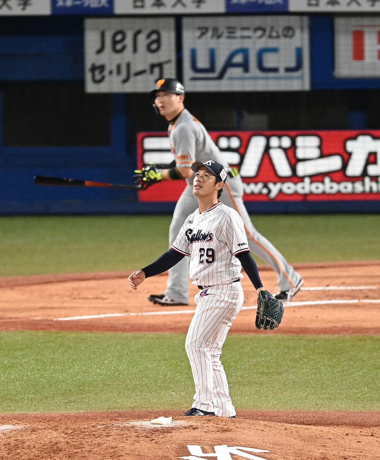 ヤクルト対巨人　6回表巨人2死、丸に右越えソロ本塁打を浴びる小川（撮影・鈴木みどり）