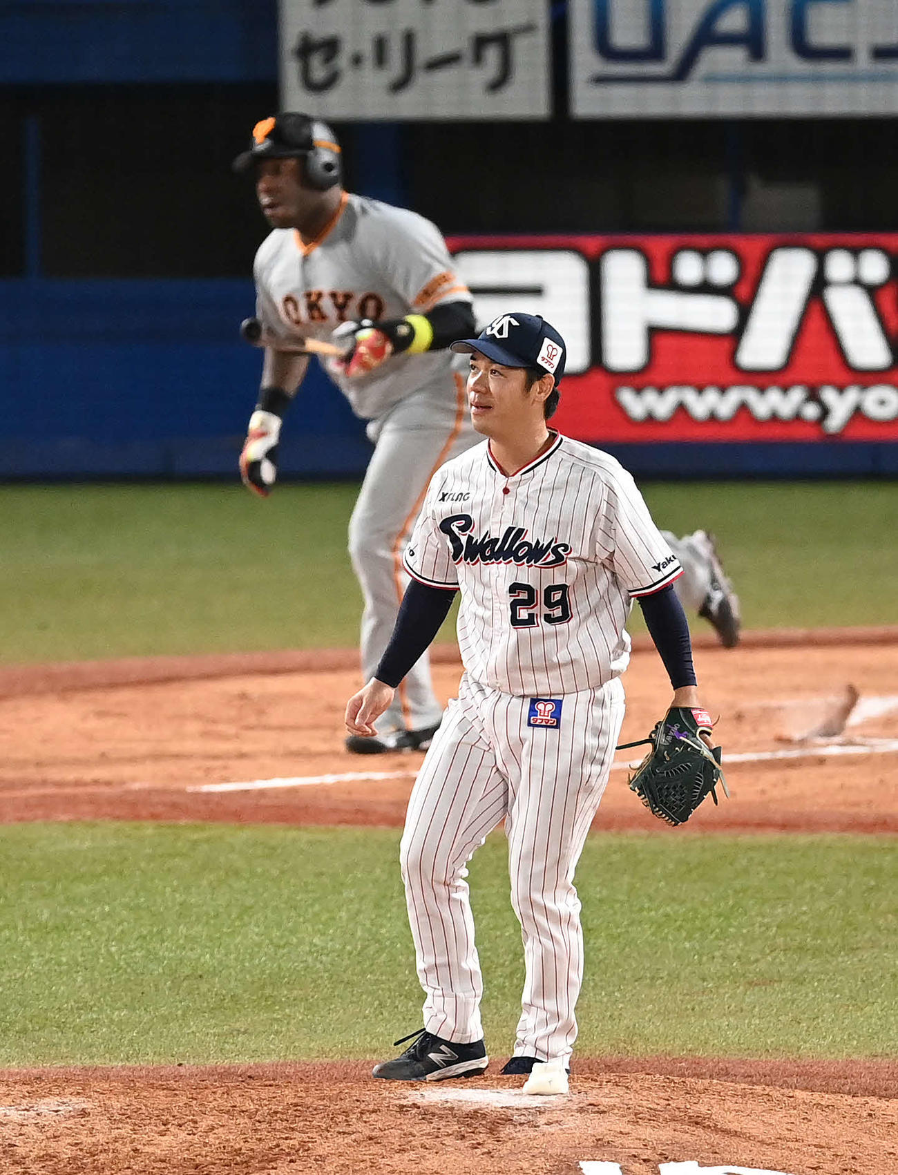 ヤクルト対巨人　7回表巨人2死、ウィーラーに右越えソロ本塁打を浴びる小川（撮影・鈴木みどり）