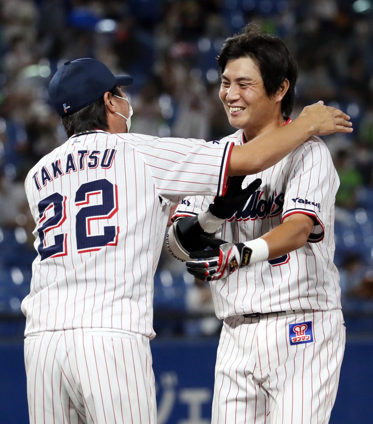 ヤクルト対巨人　9回裏ヤクルト1死満塁、サヨナラ打を放ち、高津監督（左）と喜び合う川端（撮影・狩俣裕三）
