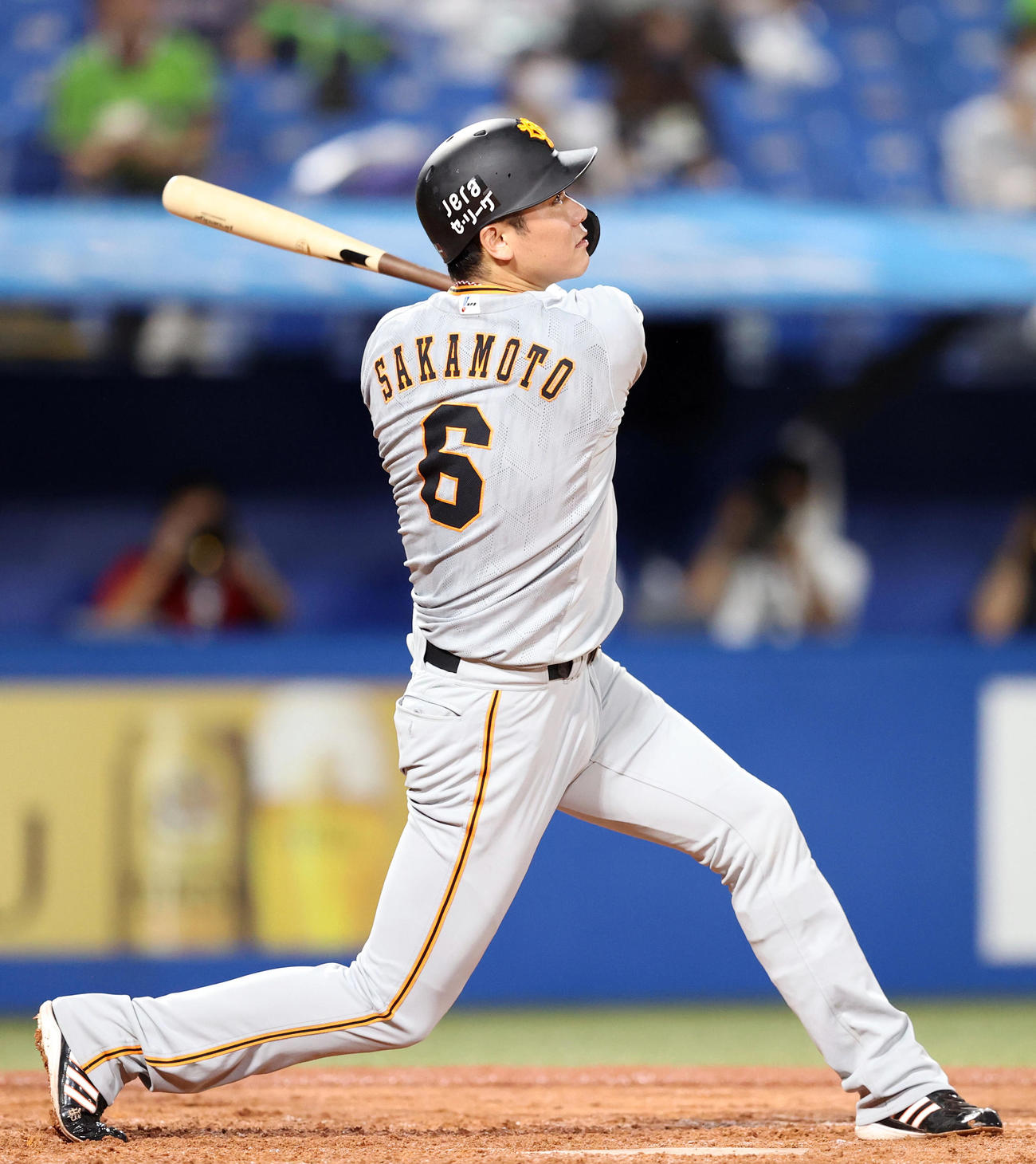 ヤクルト対巨人　4回表巨人1死二塁、2点本塁打を放つ坂本（撮影・狩俣裕三）