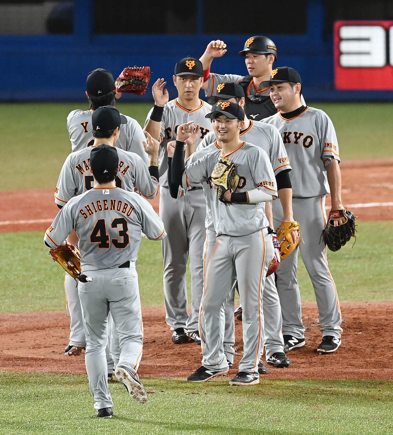 ヤクルト対巨人　ヤクルトに勝利し、笑顔でエアハイタッチする吉川尚（手前）ら巨人ナイン（撮影・鈴木みどり）