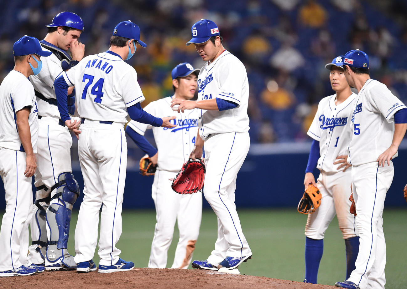 中日対阪神　8回表阪神2死一、三塁、マウンドを降りる福（撮影・森本幸一）