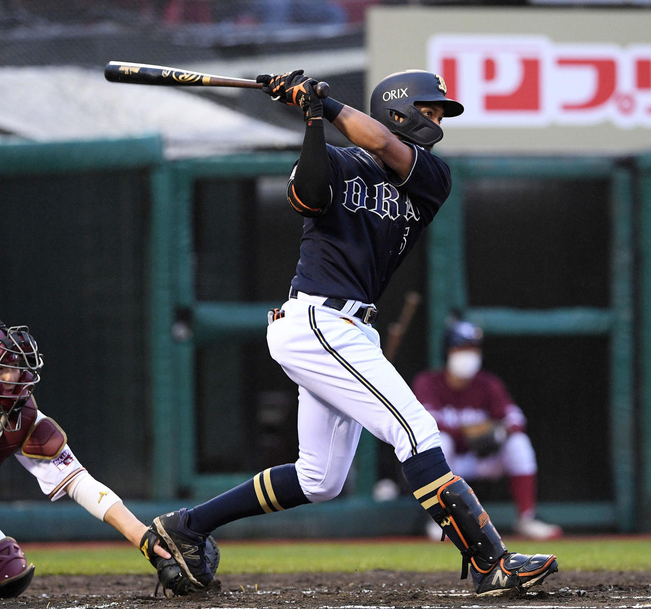 楽天対オリックス　1回表オリックス1死満塁、宗は右翼に2点適時打を放つ（撮影・滝沢徹郎）