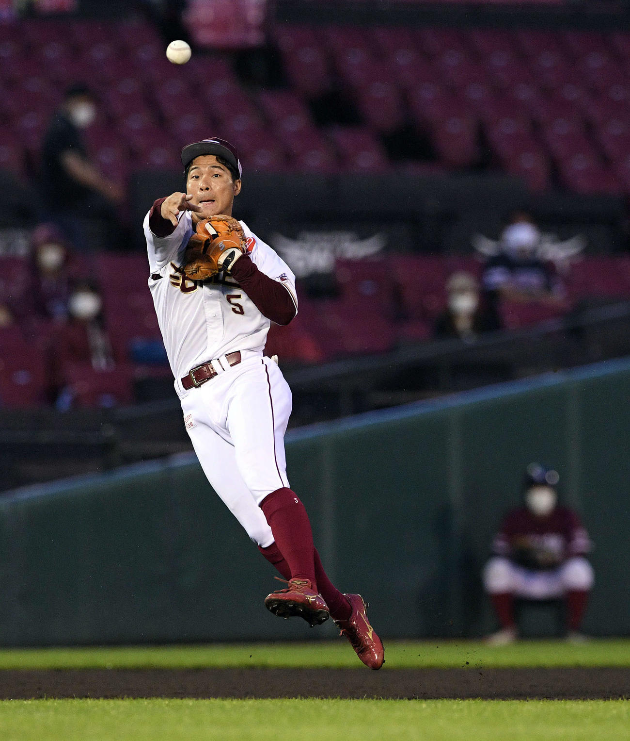 楽天対オリックス　4回表オリックス2死、安達の遊ゴロをさばく茂木（撮影・滝沢徹郎）