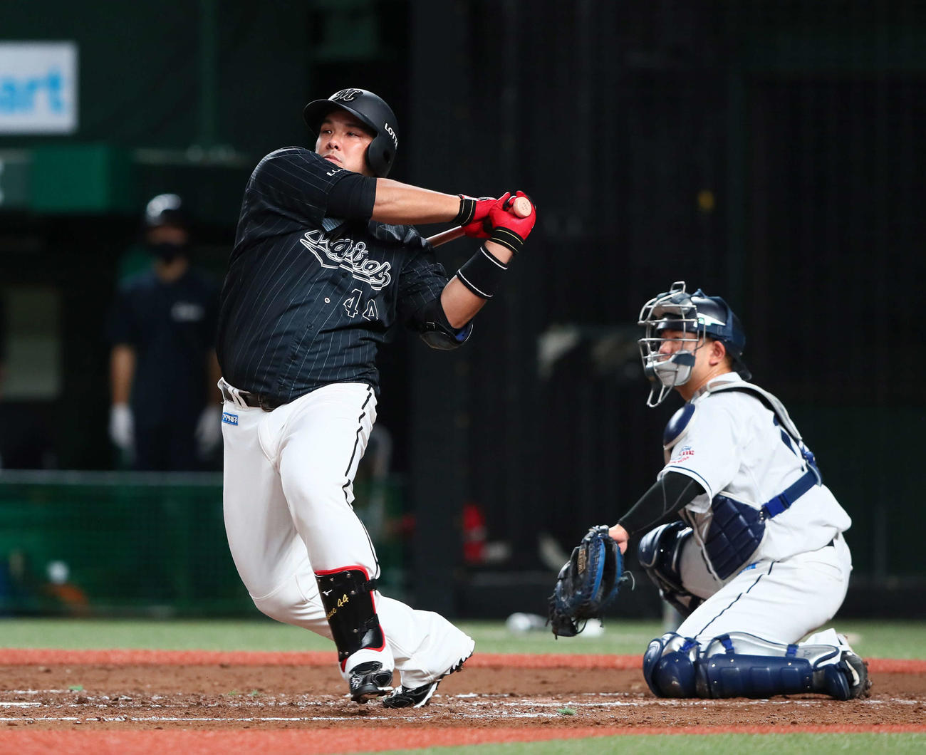 西武対ロッテ　4回表ロッテ無死一、三塁、左越え適時二塁打を放つ井上。捕手森（撮影・足立雅史）