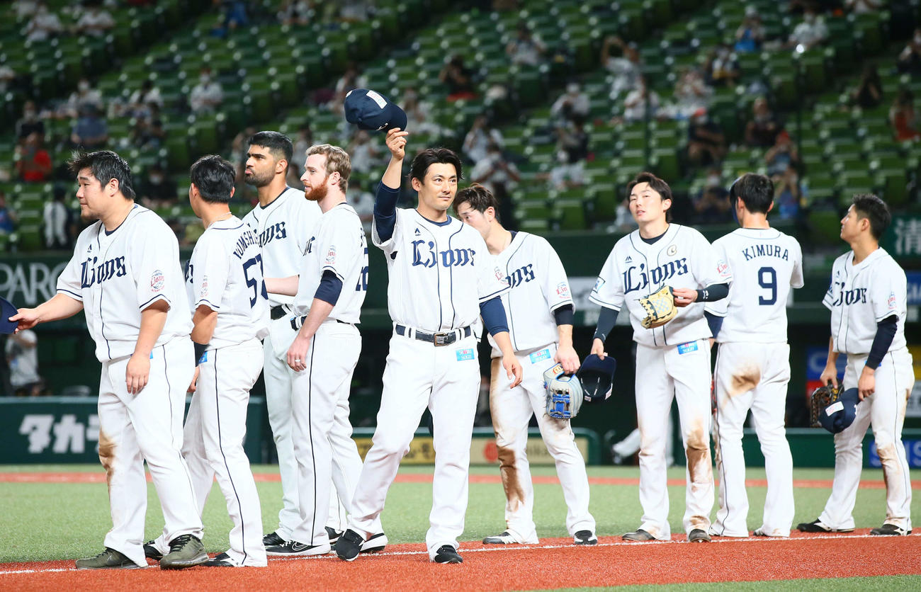 西武対ロッテ　勝利しスタンドの声援に帽子を取って応える西武栗山（中央）（撮影・足立雅史）